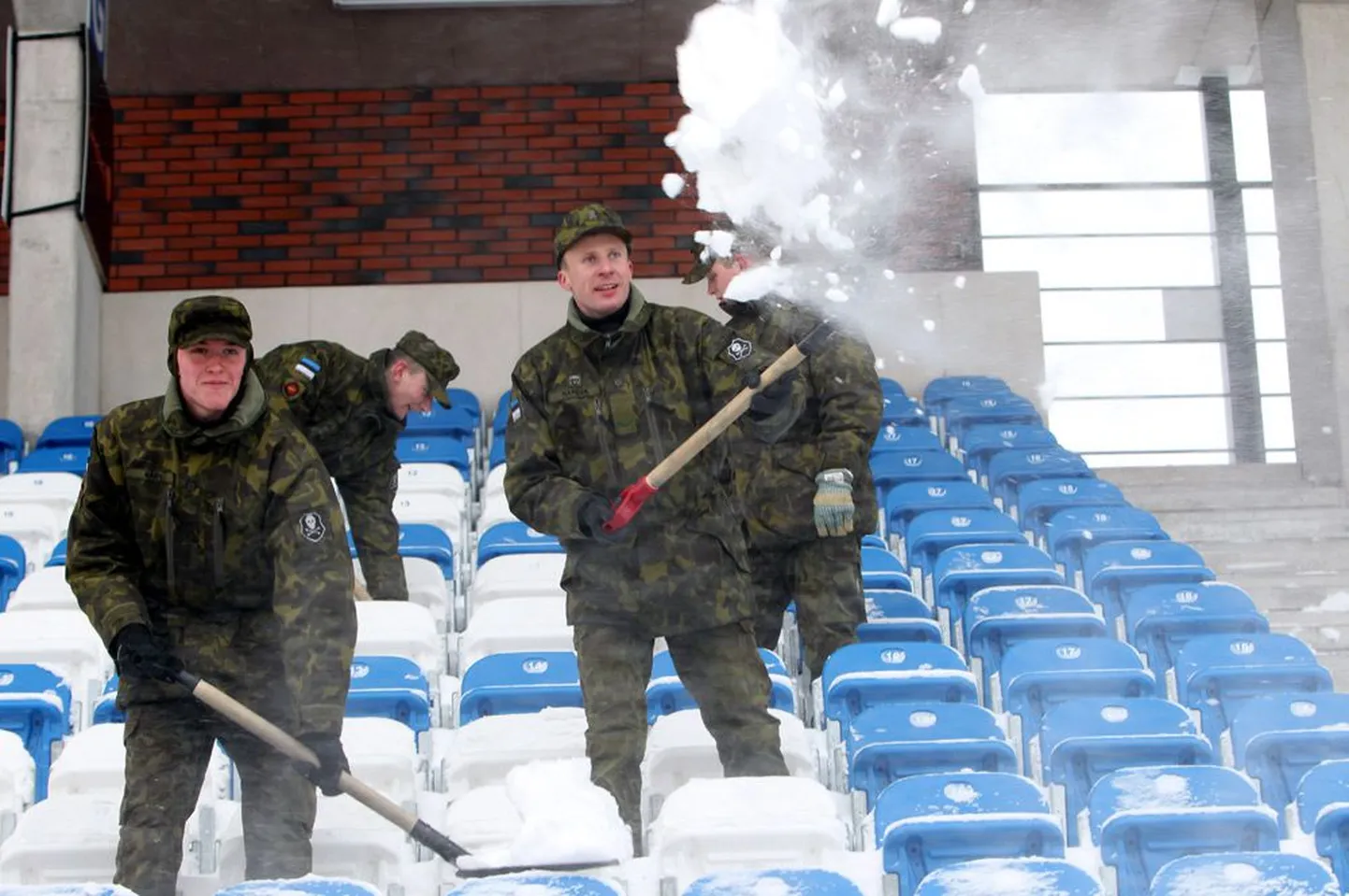 Priit Narusk Tehvandi staadioni tribüünilt lund kühveldamas.