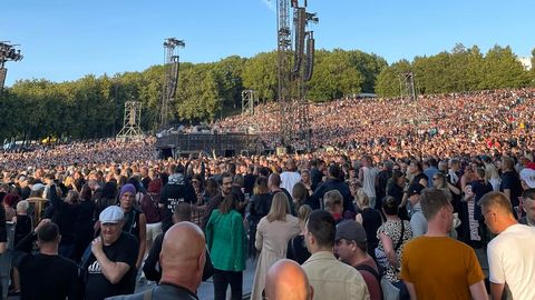 Десятки тысяч людей и очереди до Рейди-теэ: смотрите, что сейчас творится на концерте Rammstein
