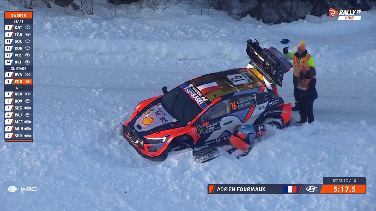 Adrien Fourmaux autot lumest välja kaevamas.