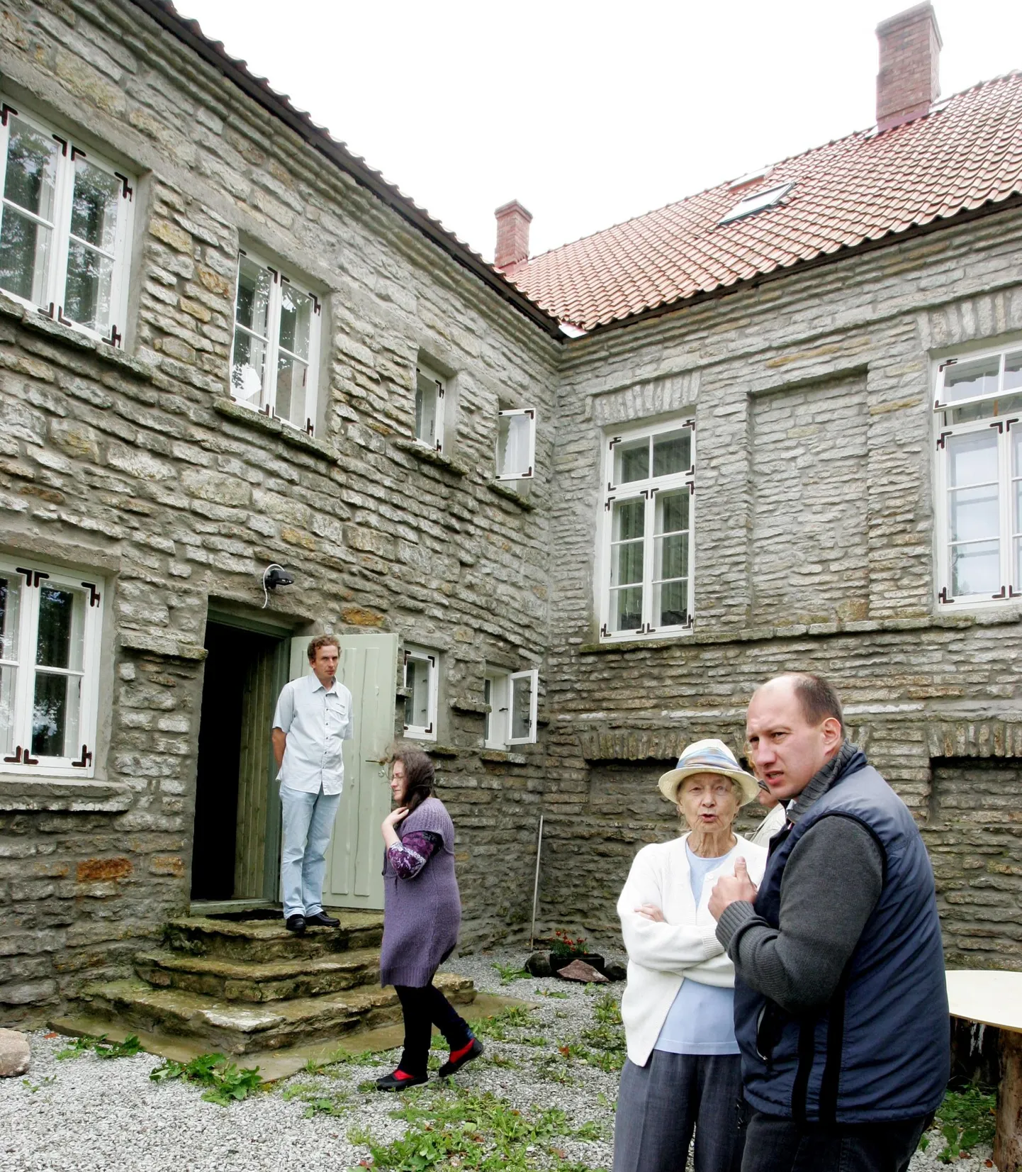 Kunda küla seltsimaja, endise koolimaja 155. aastapäeval avatakse kunagise koolipoisi Jüri Parijõe mälestuspink. Esiplaanil kirjaniku vennapojapoeg Meelis Parijõgi.