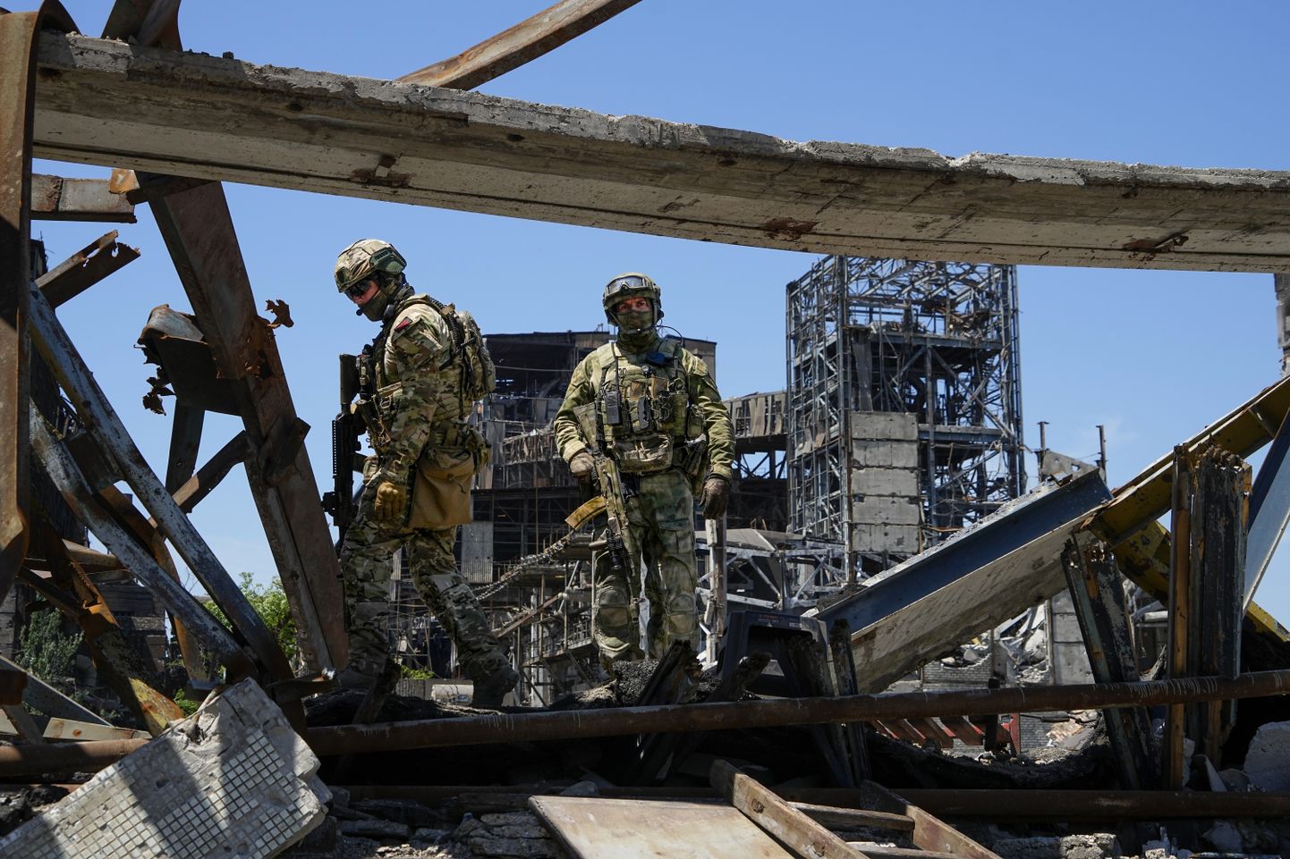 Vene sõdurid patrullimas Mariupolis hävinenud Azovstali terasetehases. Ukraina sadamalinn Mariupol on Vene vägede kontrolli all. Foto on tehtud 13. juunil 2022