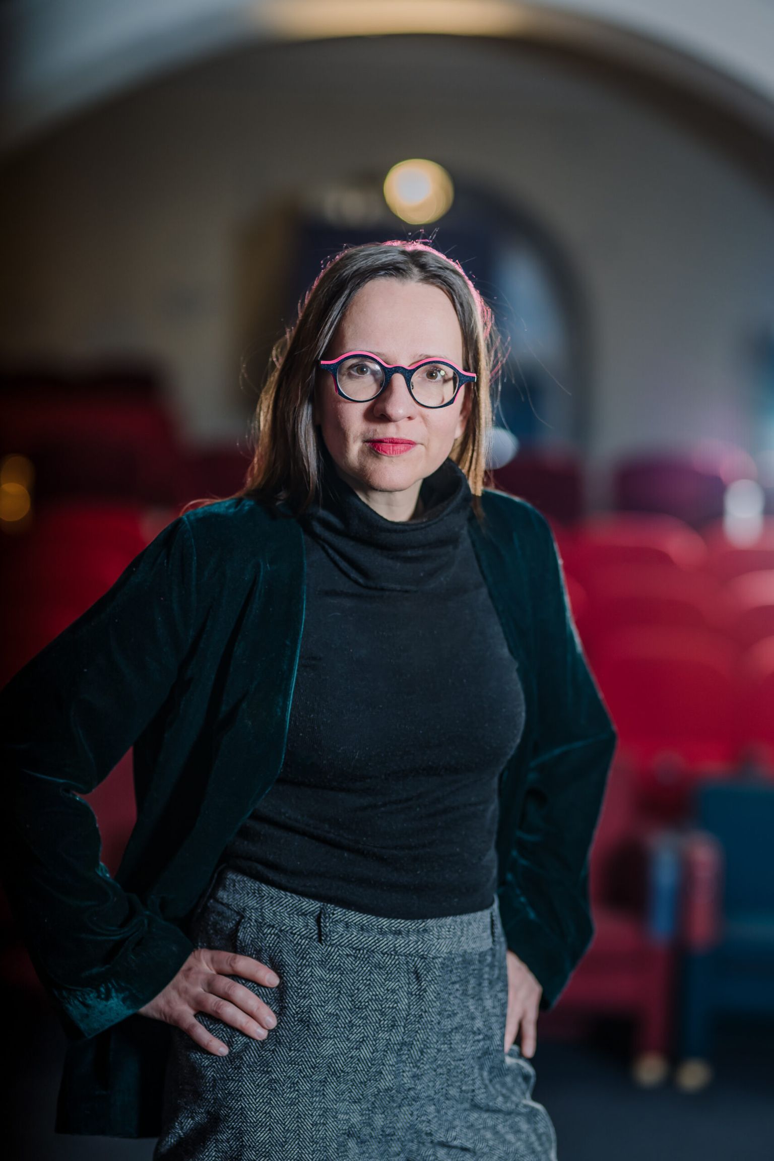 Eva Kübara film «Hilda Ha» on lugu vabast ja metsikust saksa naisest, kelle teadlik valik on elada off-grid võrguühenduseta elu, mis annab talle omamoodi finantsvabaduse – kui puuduvad kommunaalarved ja pangalaenud, pole tarvis ka tööl käia.