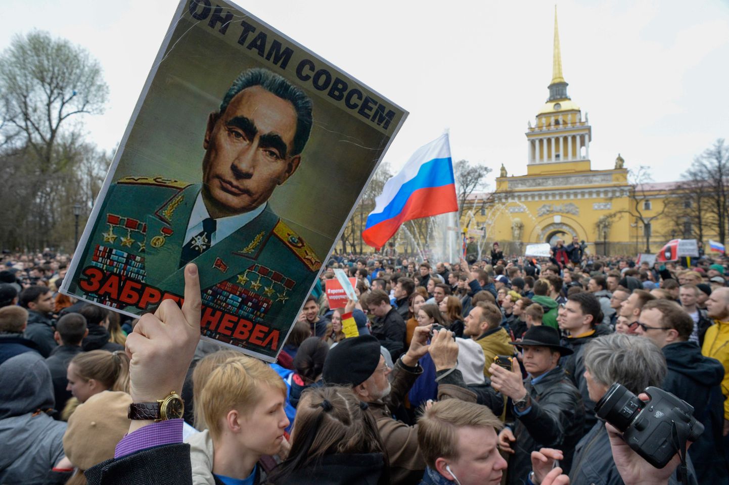 Путин в образе пожилого Брежнева на плакате участников антипутинских протестов накануне инаугурации в 2018 году, когда он преемник Ельцина стал президентом России в четвертый раз. Санкт-Петербург.