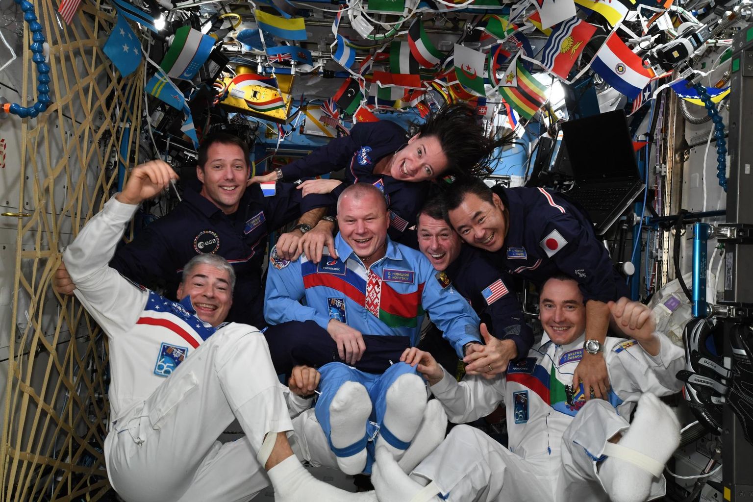 ISSi kosmoseolümpiameeskond kõigi maailma riikide lippudega.