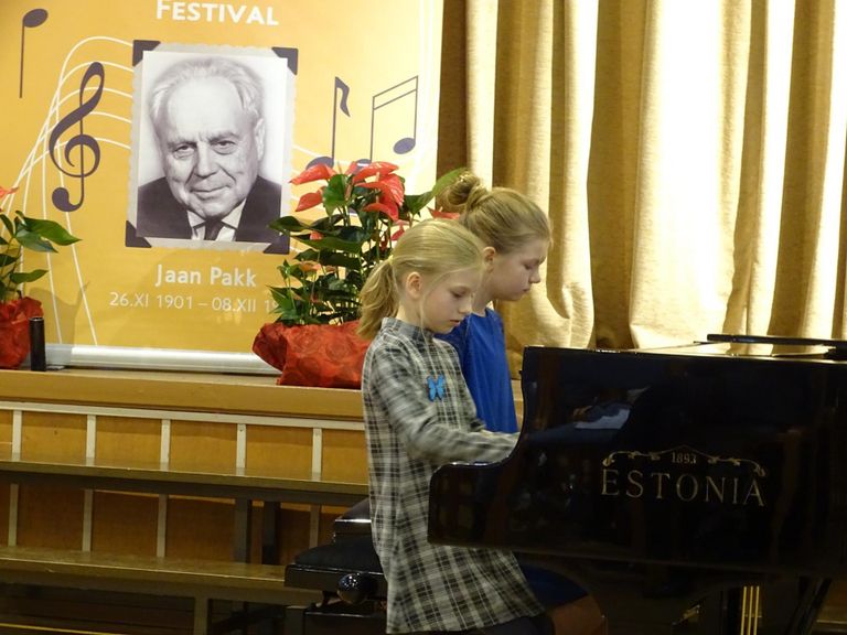 Esineb Kadrina kunstidekooli klaveriduo Lisbet Kotiesen ja Emili Pilv.