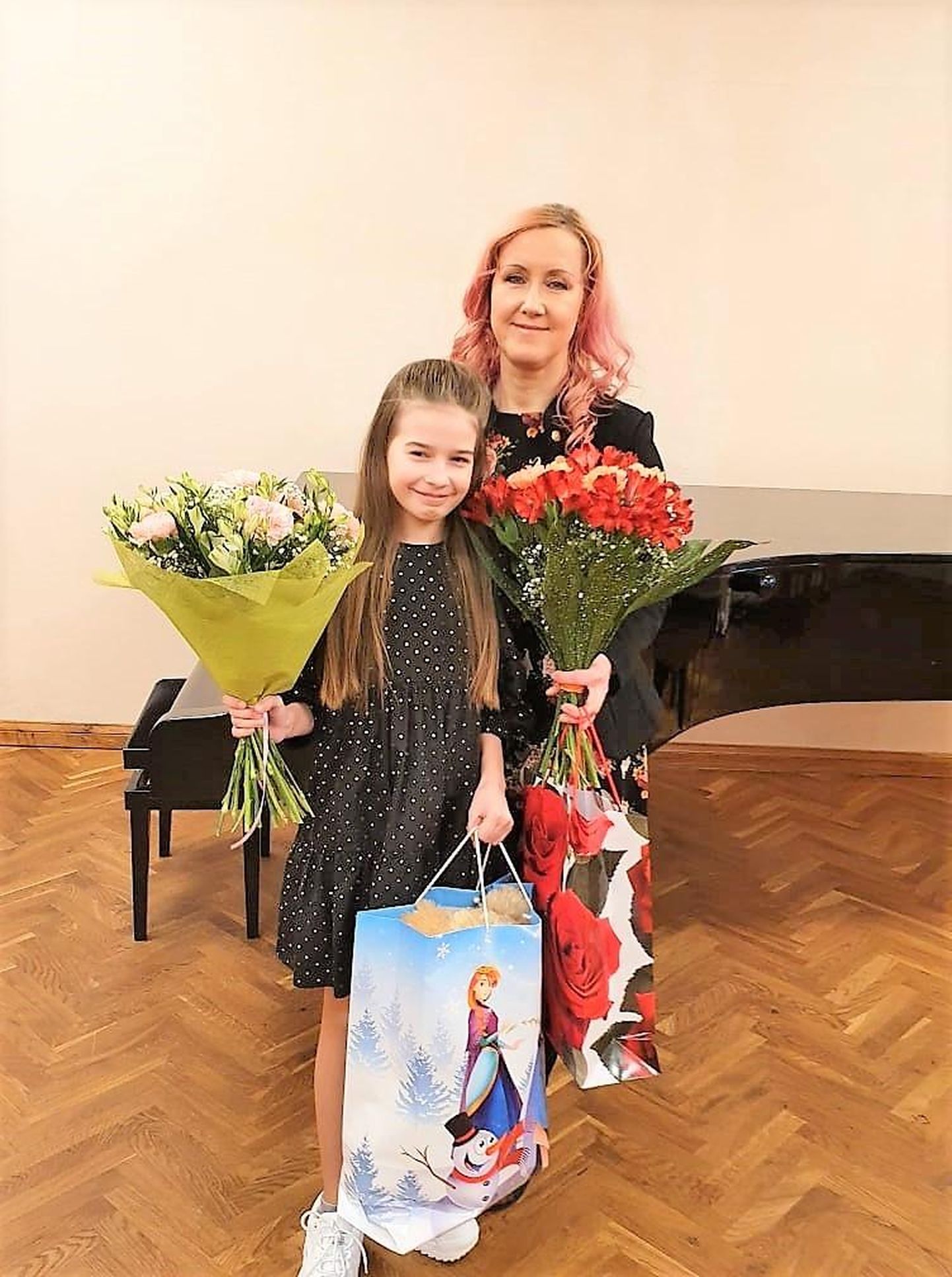 Arhanna Sandra Arbma ja tema õpetaja Margot Suur võeti pärast võitu Räpina muusikakoolis soojalt vastu.