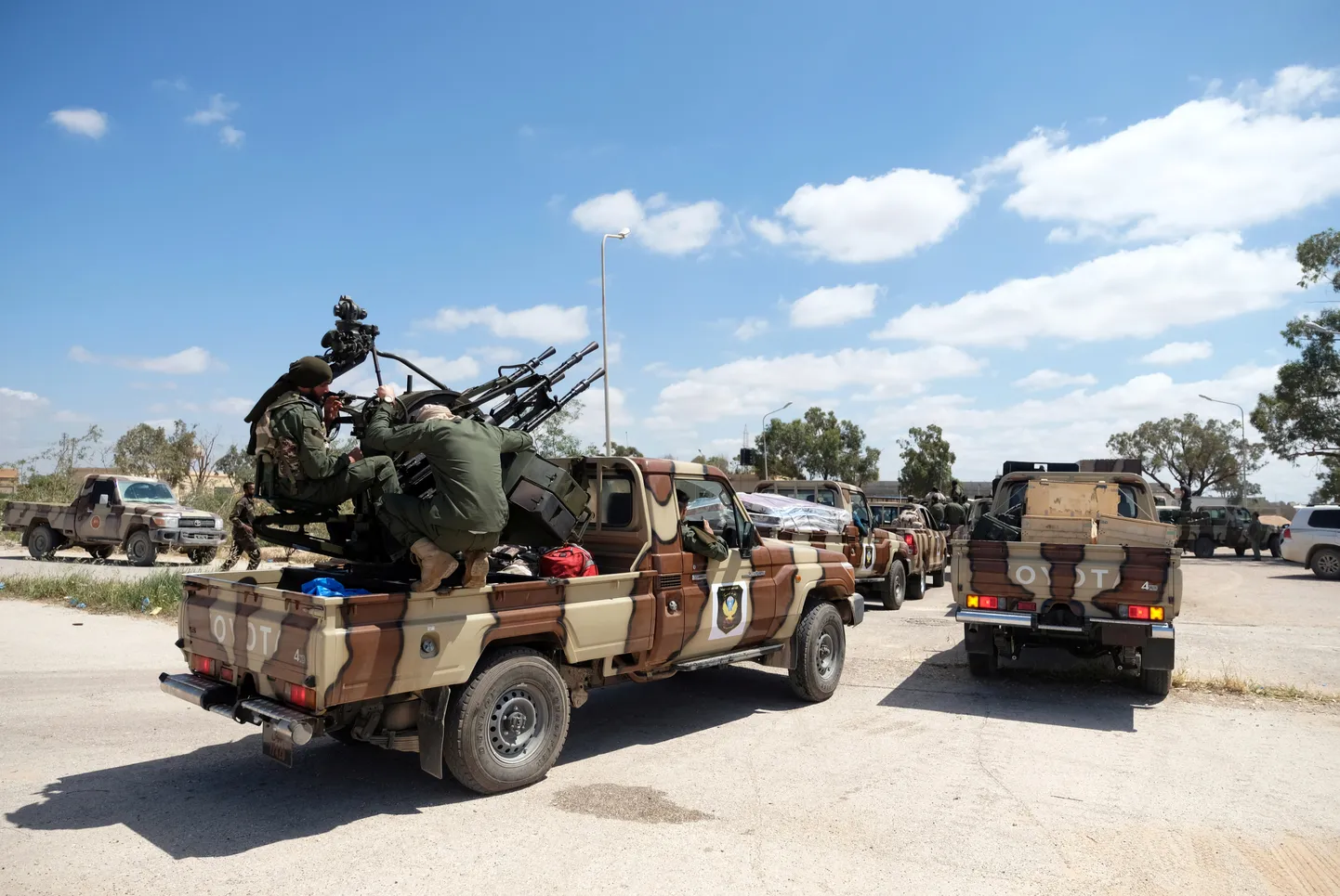 Sõjapealik Khalifa Haftari isehakanud Liibüa Rahvusarmee (LNA) üksused lahkuvad 7. aprillil Benghazist toetama Tripolile peale tungivaid üksusi.