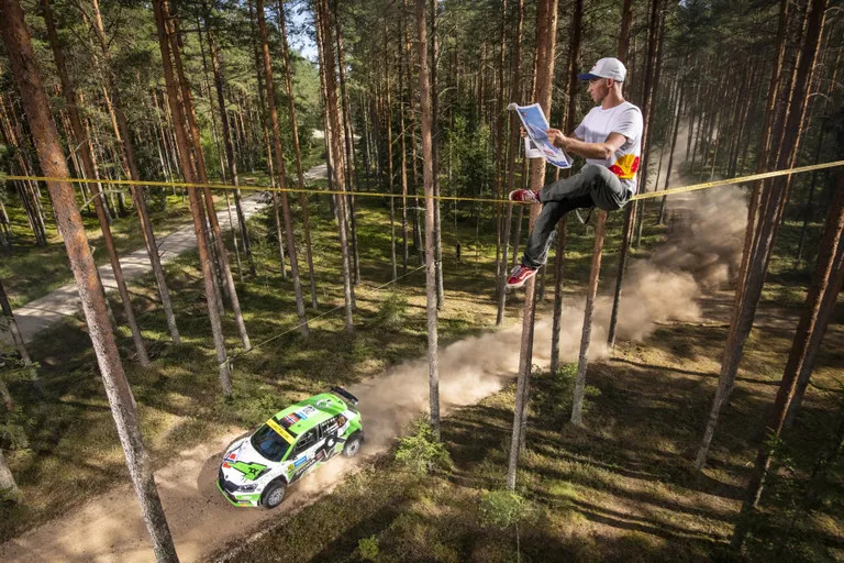 Jaan Roose loeb Postimeest, kui norralane Andreas Mikkelsen (Toksport) kihutab temast mööda.