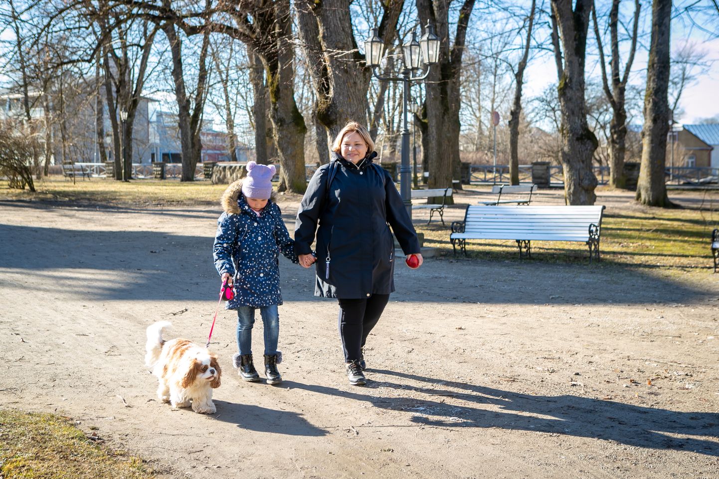 UNISTAVAD OMA KOERAST: Diabeetikutest ema-tütart Tiina ja Martha Anett jalutavad oma sugulaste koera Elsat, ent unistavad kutsikast, kellest saaks peret aitav hüpokoer.