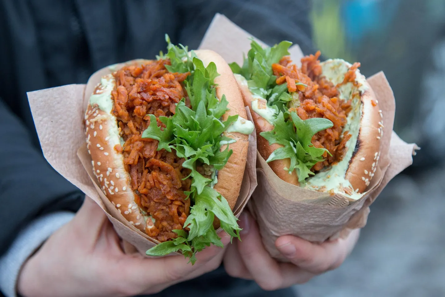 Kui veel kümme aastat tagasi oli taimetoitlasel Eestis keeruline kõhutäidet hankida, siis tänapäeval on raske nimetada toite, mida meie kaubavalikus taimsel kujul ei leiduks. Fotol on veganiburgerid.