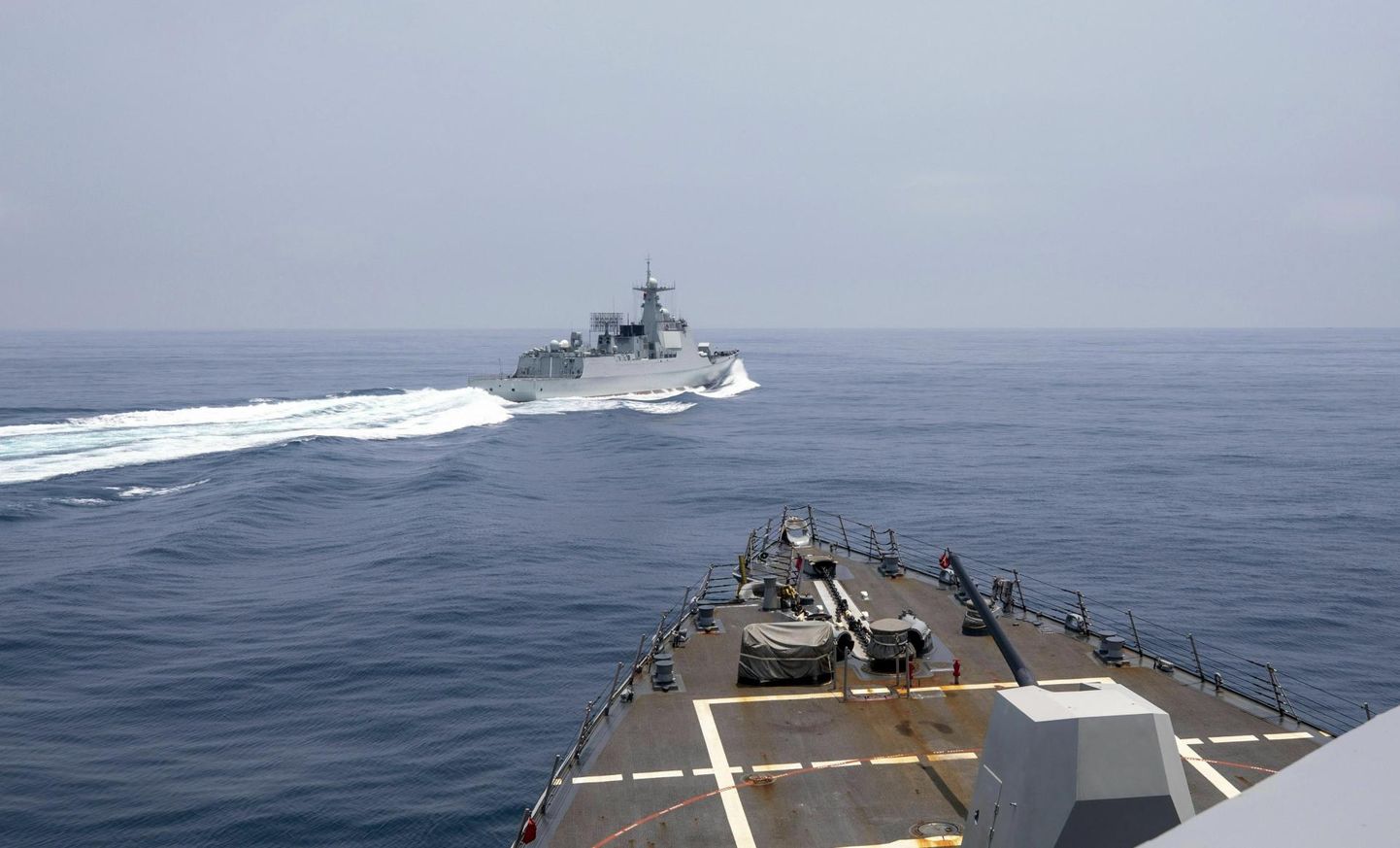 Hiina sõjalaev PRC LY 132 (eespool) keeras Taiwani väinas ette USA hävitajale USS Chung-Hoon. 
