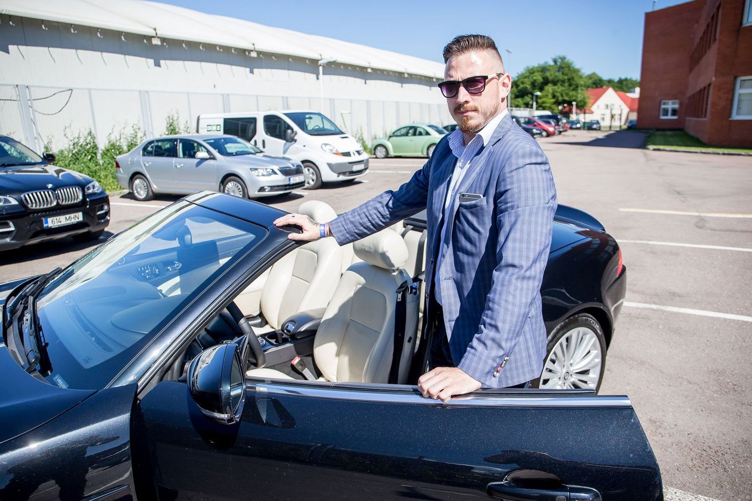 Autorentija Roland Kask demonstreerib uut Jaguari kabrioletti.