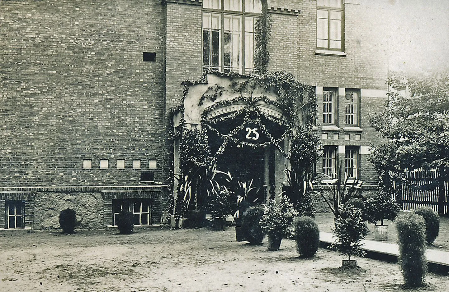 Õppeaasta 1931/1932. Peetri kool. Tartu linna 10. algkool on end 25. sünnipäevaks pidulikuks ehtinud. Selles Peetri 33 asunud koolimajas said Ülejõe lapsed üle 30 aasta tugeva alghariduse.