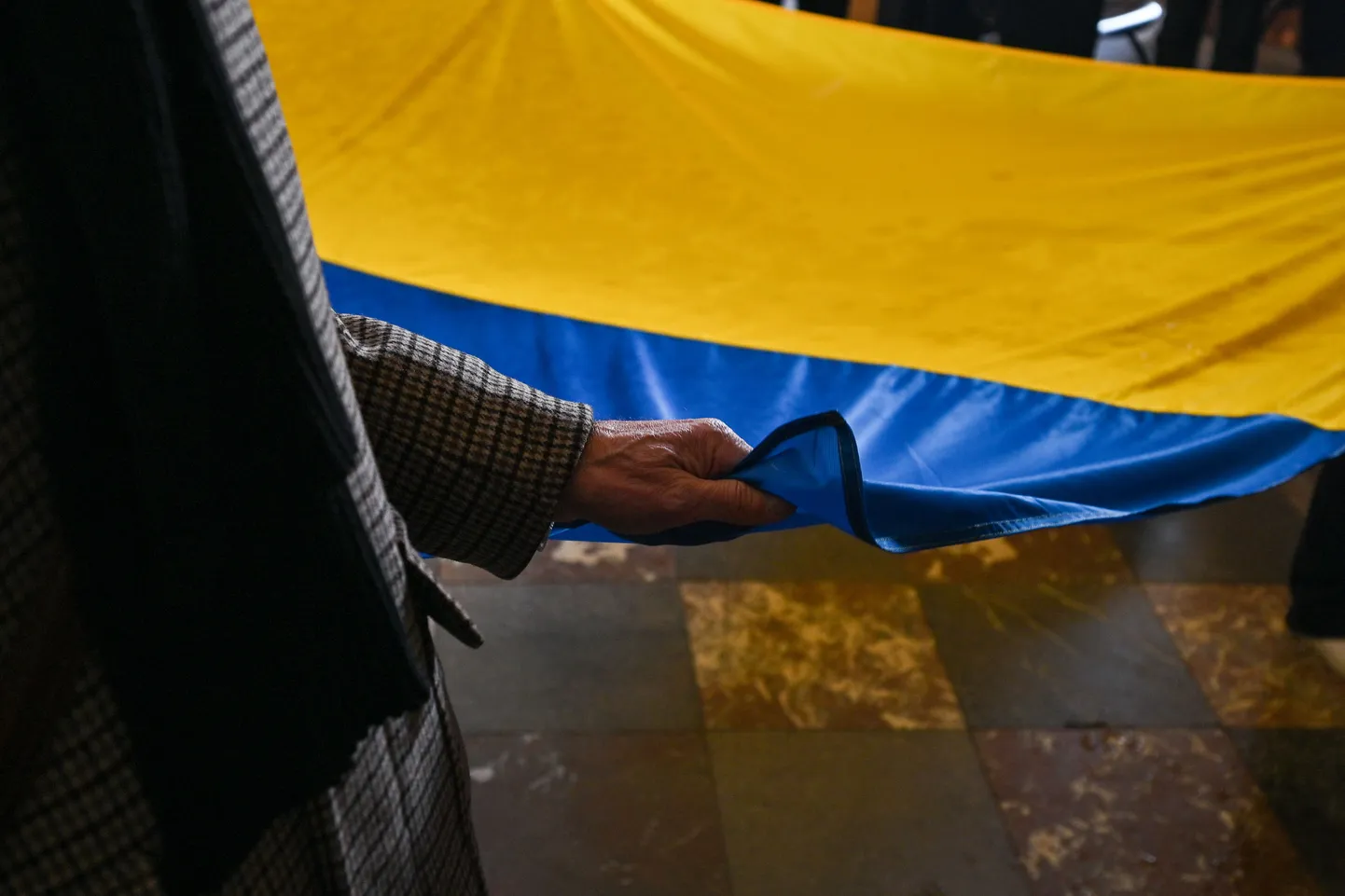 Inimesed hoiavad käes Ukraina lippu Lvivis.