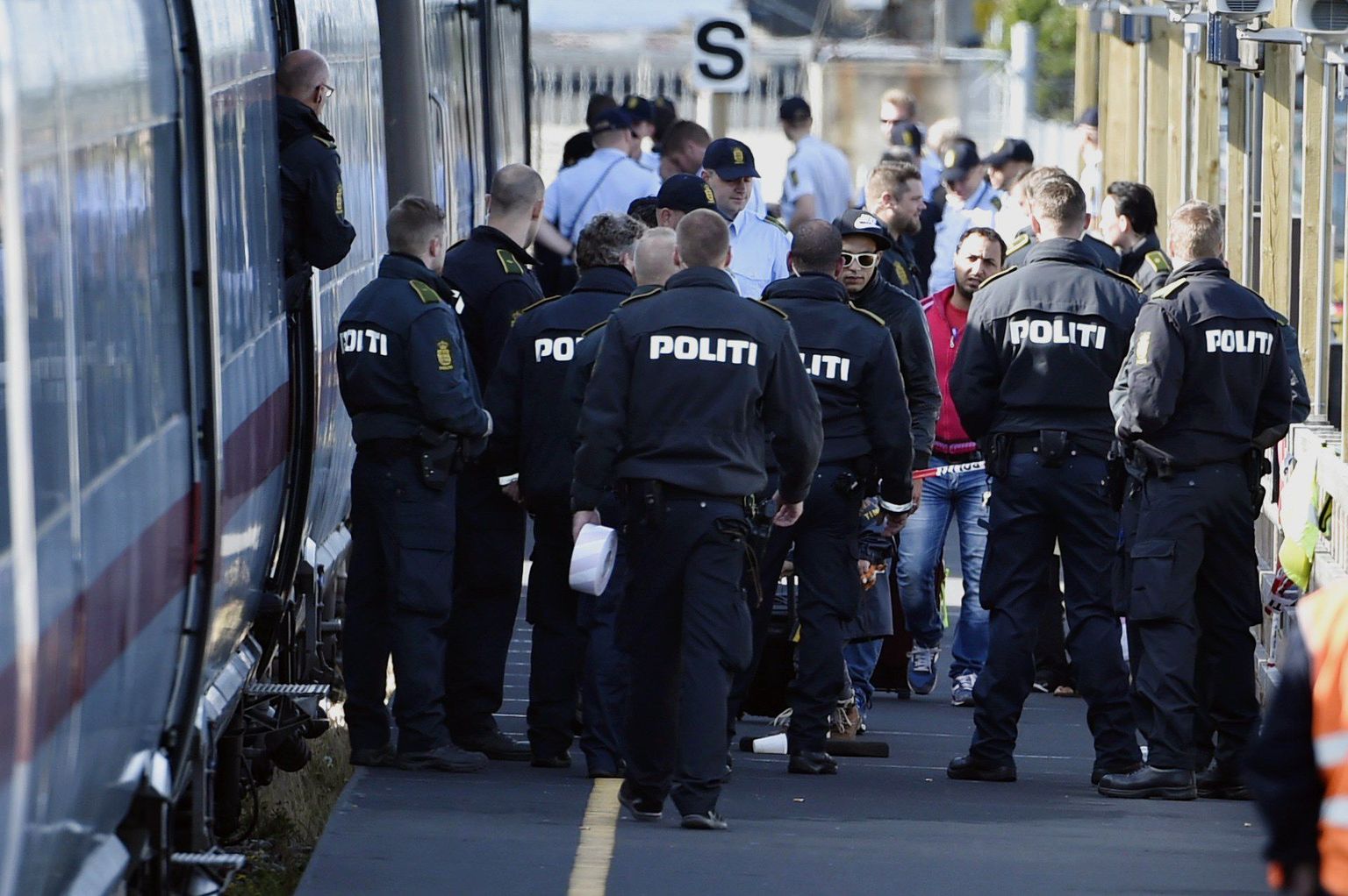 Taani politsei valvamas põgenikke Rødby raudteejaamas