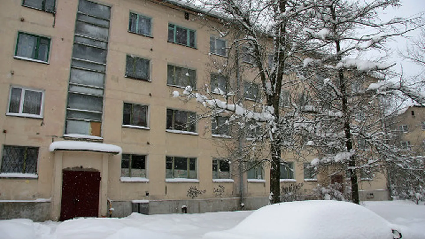 Kohtla-Järve, jaanuar 2016. See Vahtra 23 asuv maja sai Kohtla-Järve küttekriisi sümboliks, kui enda omandi hüljanud korteriomanike võlgade tõttu jäeti kogu maja talveks kütteta ning soojaarveid korralikult tasunud elanikud pidid oma kodud hülgama.