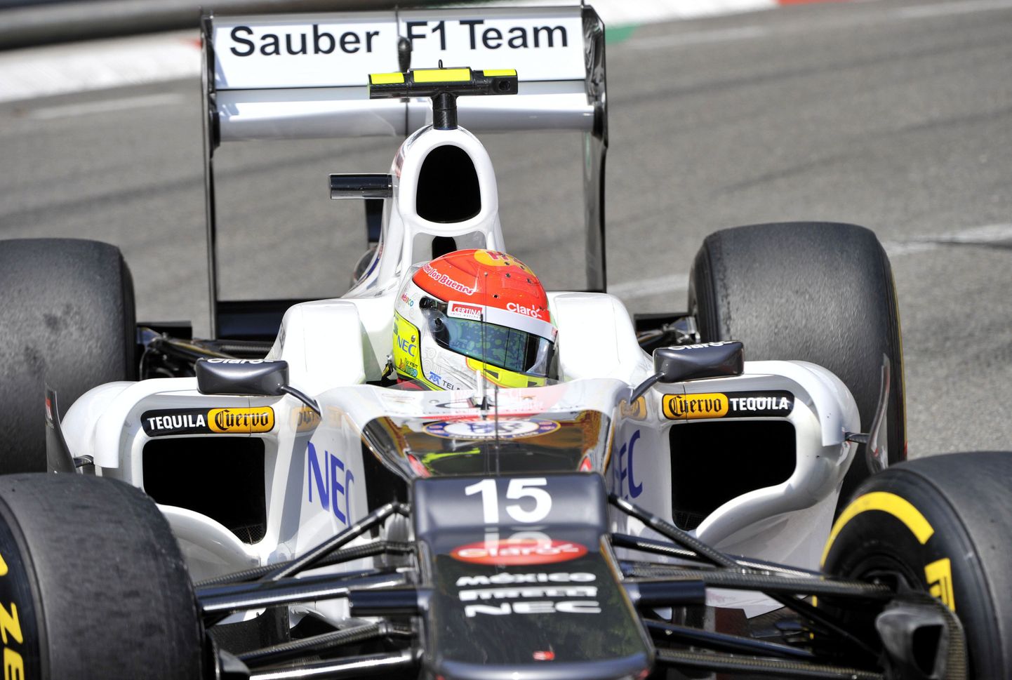 Piloot Sergio Perez Sauberi vormeli roolis.