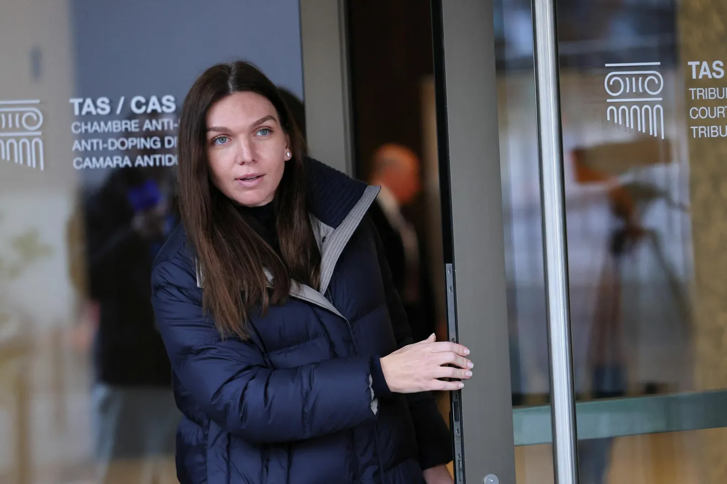 Tennisetäht Simona Halep astus ühest kohtuuksest sisse, et juba peagi teise siseneda.