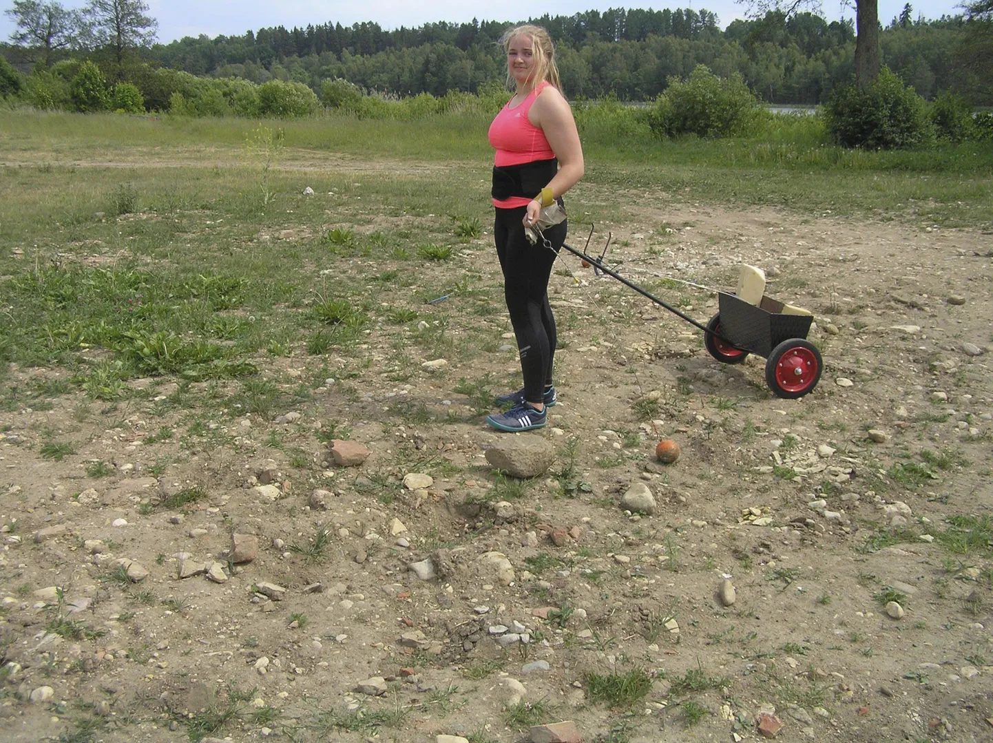2018. aasta Eesti talviste karikavõistluste võitja tüdrukute U18-vanuseklassis Karmen Kink Viljandi järve äärsel platsil, kus siinsed heitesportlased suvisel ajal harjutavad.
