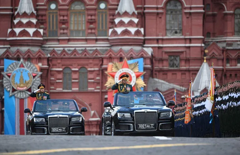 Принимал парад министр обороны РФ Сергей Шойгу, командовал парадом главком сухопутных войск Олег Салюков.