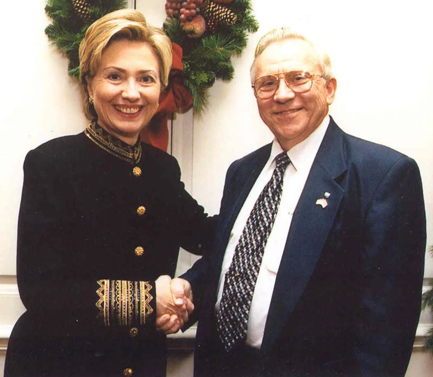 Vello Ederma kohtus 1997. aasta detsembris Valges Majas väliseestlaste esindajana tollase USA esimese leedi Hillary Clintoniga.
