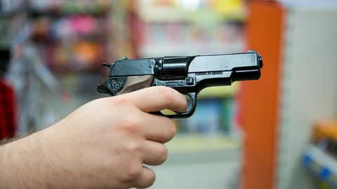 Мужчина в торговом центре в пьяном угаре хвастался оружием 