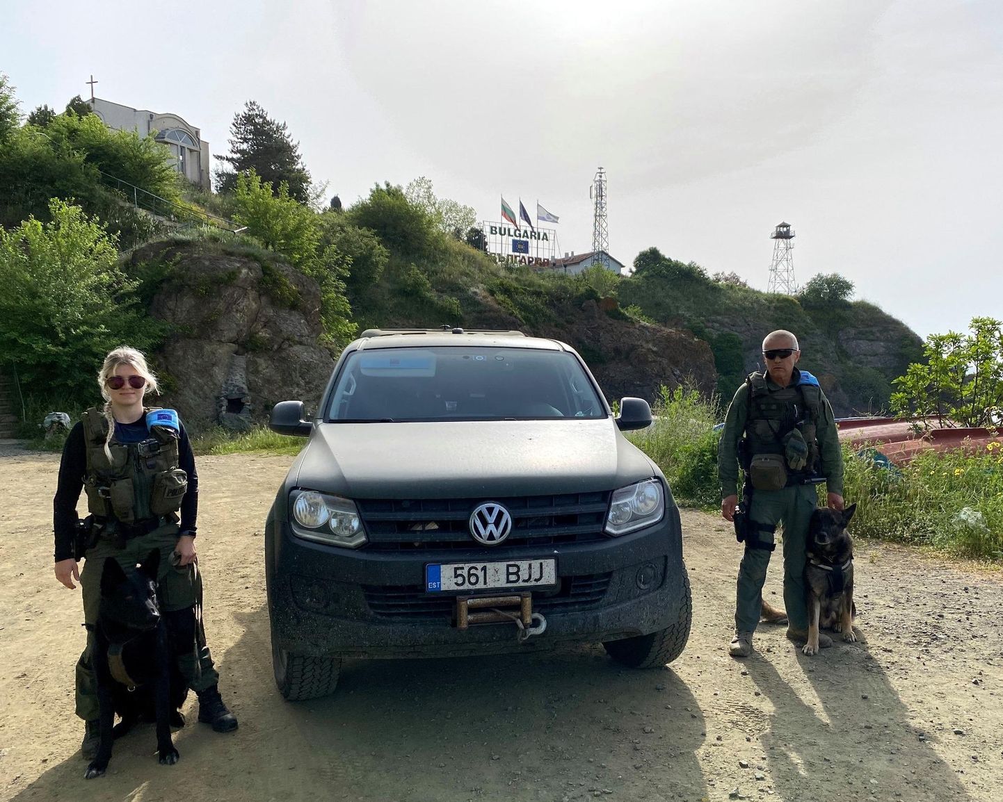 Saatse kordoni piirivalvur Janett ja tema koer Mac ning Vasknarva kordoni koerajuht Viidas ja teenistuskoer Blokki