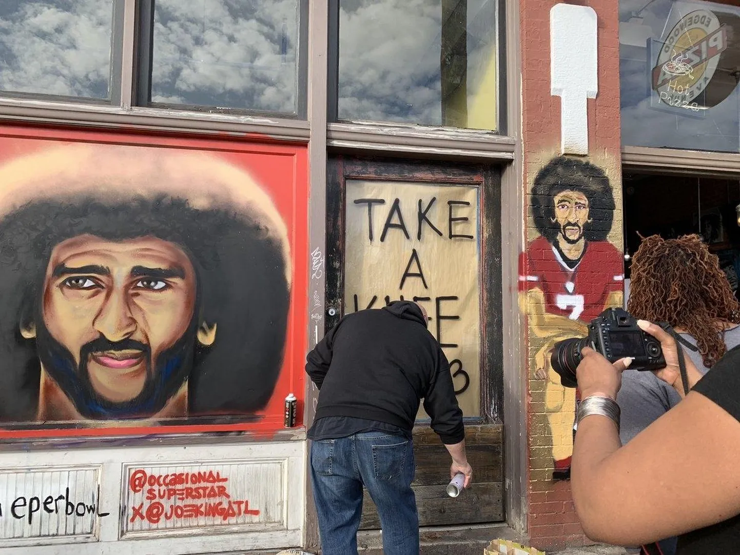 Nädalavahetusel kattusid Atlanta majade seinad maalingutega Ameerika jalgpallurist Colin Kaepernickist, sest vahetult enne aasta olulisemat mängu lammutati staadioni lähedal asunud hüljatud hoone, mille seina oli 2017. aasta märtsist ehtinud seinamaaling skandaalsest jalgpallurist.