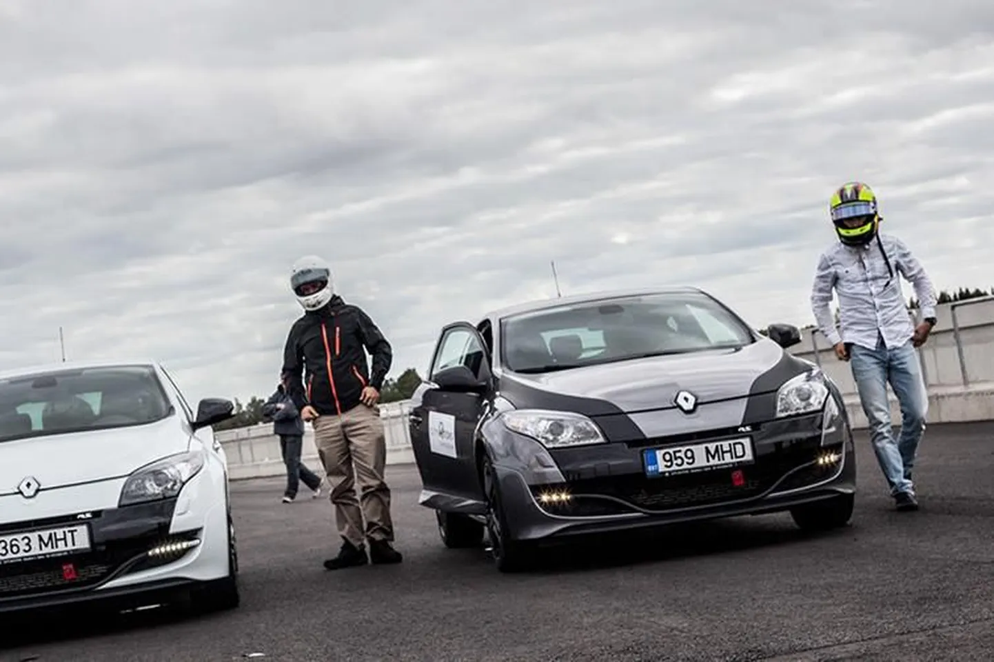 Sportlased ja muusikud testisid Audru ringrajal Renault` Megane`i sportlikku RS-versiooni.