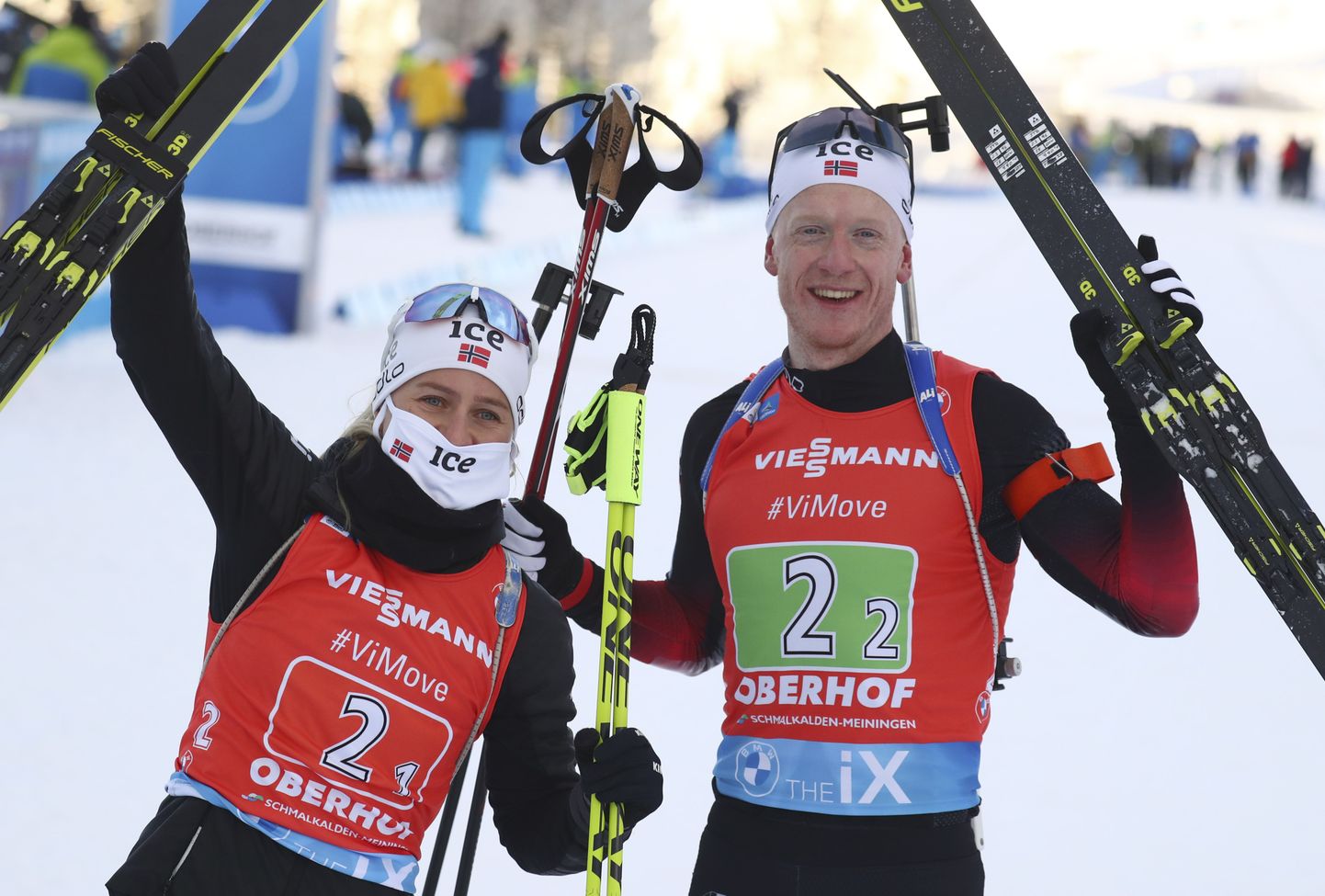 Päevad pole vennad. Oberhofis toimunud segapaaristeatesõidus pidi Norra võistkond leppima kolmanda kohaga. Pildil Tiril Eckhoff (vasakul ja Johannes Thingnes Bö.