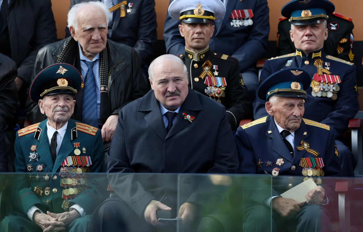 Baltkrievijas diktators Aleksandrs Lukašenko militārās parādes skatītāju rindās Maskavas Sarkanajā laukumā 2023. gada 9. maijā