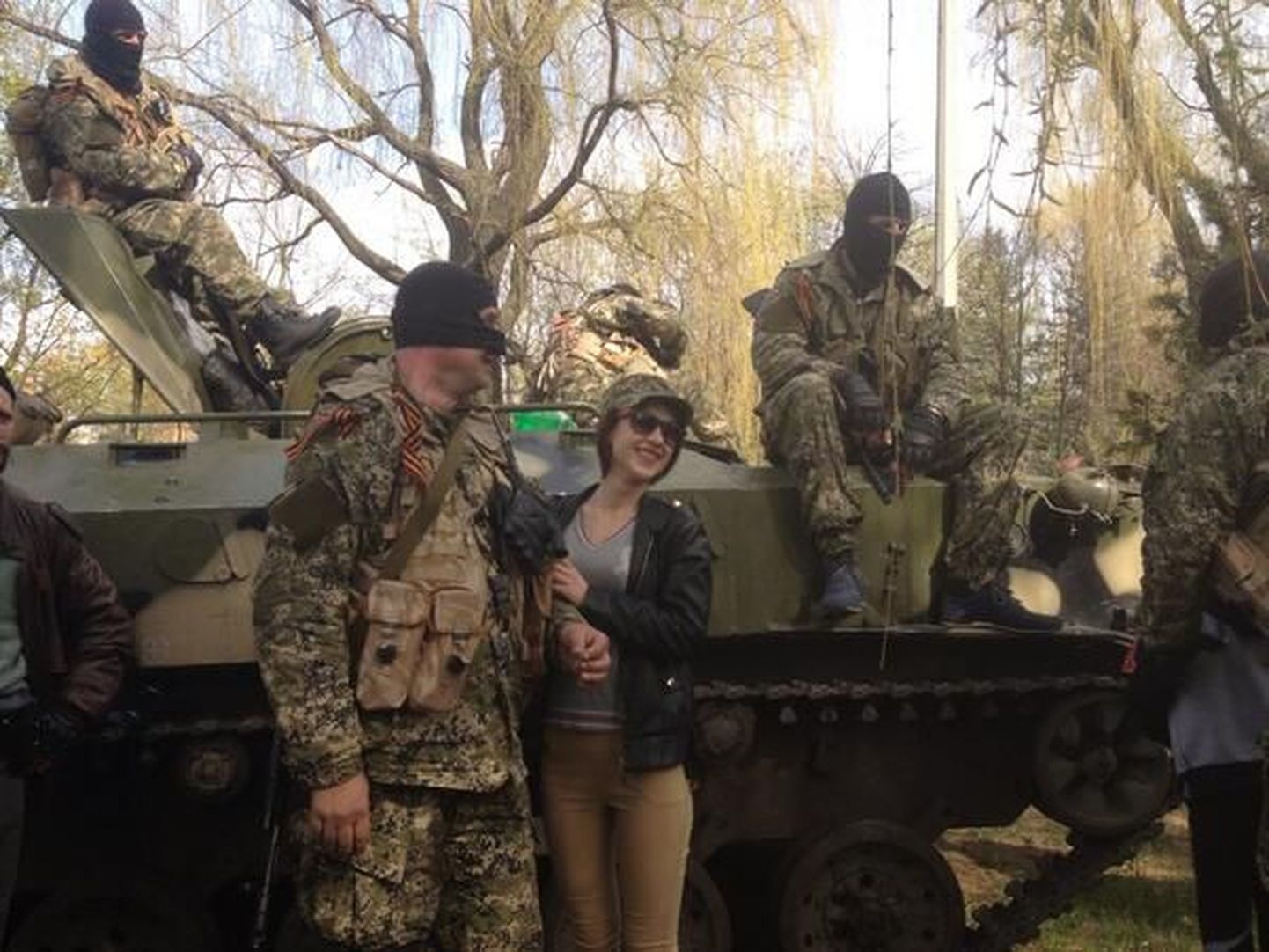 Uus võimalus poseerida venemeelsete separatistide ülevõetud Ukraina soomuki taustal.