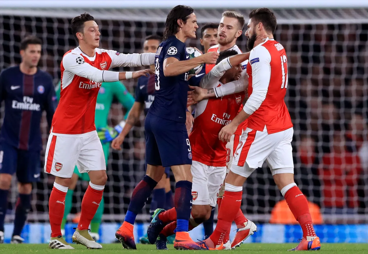 PSG ründaja Edinson Cavani (sinises) heitlemas Londoni Arsenali mängijatega.