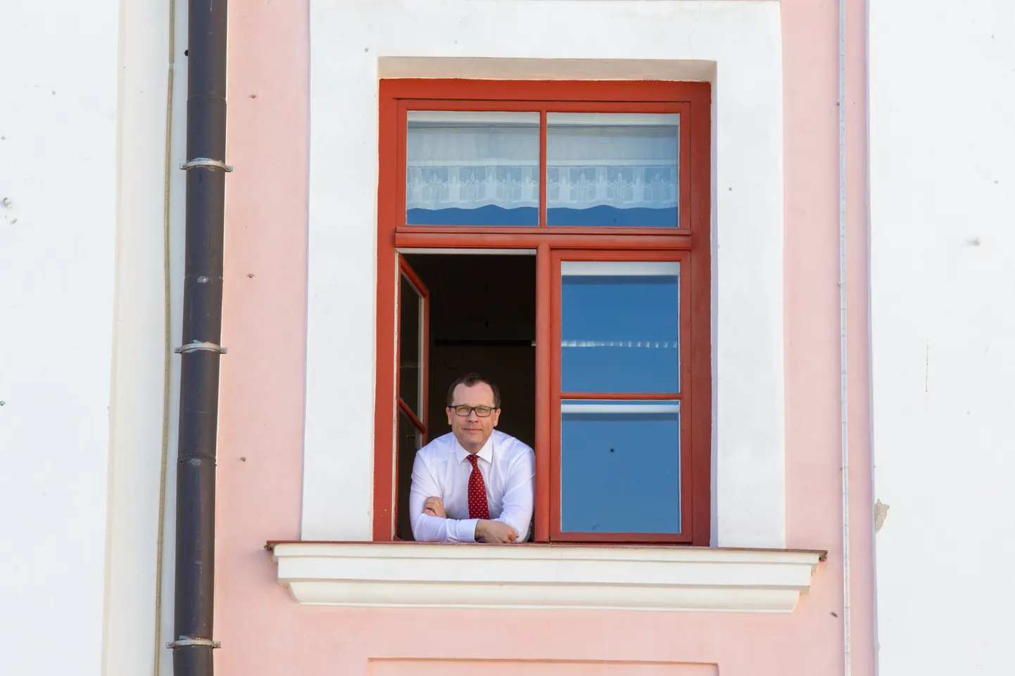 Tartu linnapea Urmas Klaas oma kabineti akna peal.