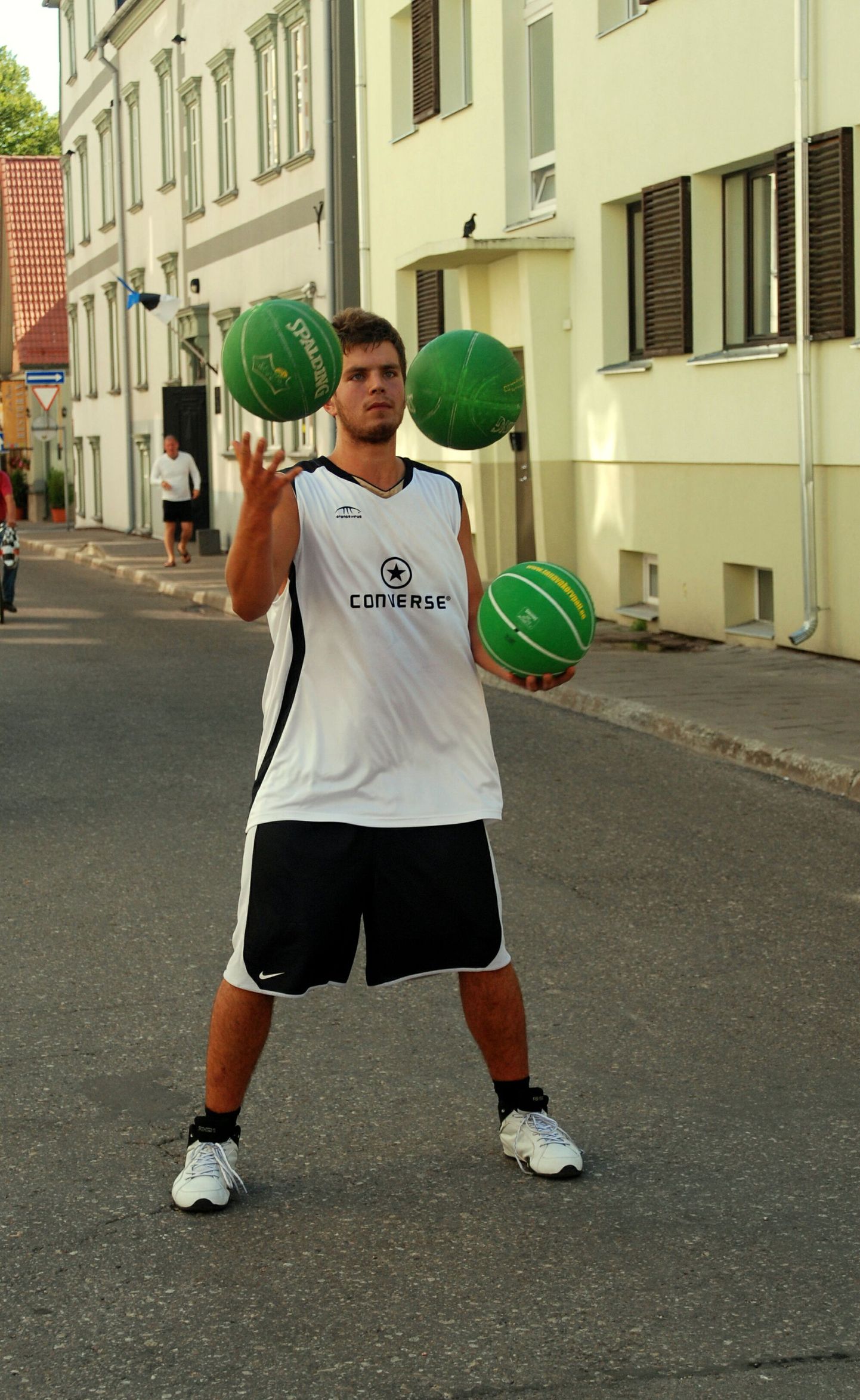 Talendisaates tuntuks saanud Roman Fedorenko teenib pallitrikkidega tänaval raha.