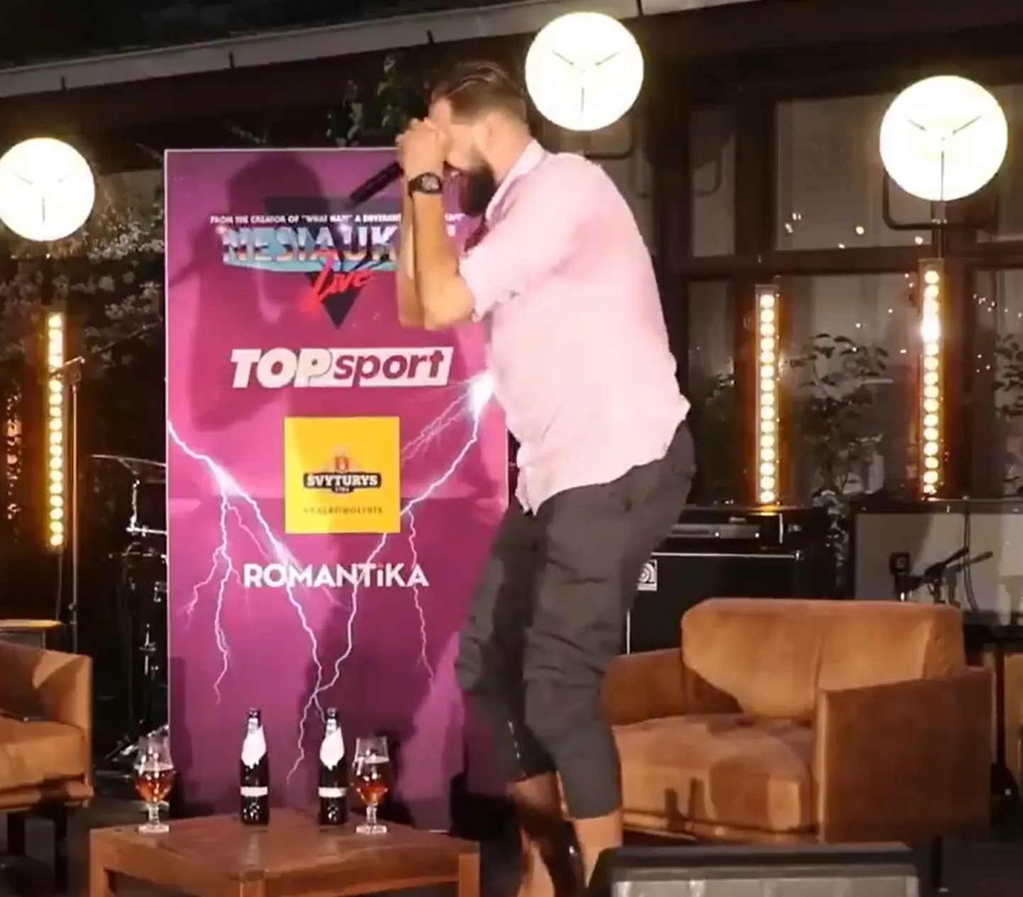 Jons Valančūns parodē Lebronu Džeimsu.