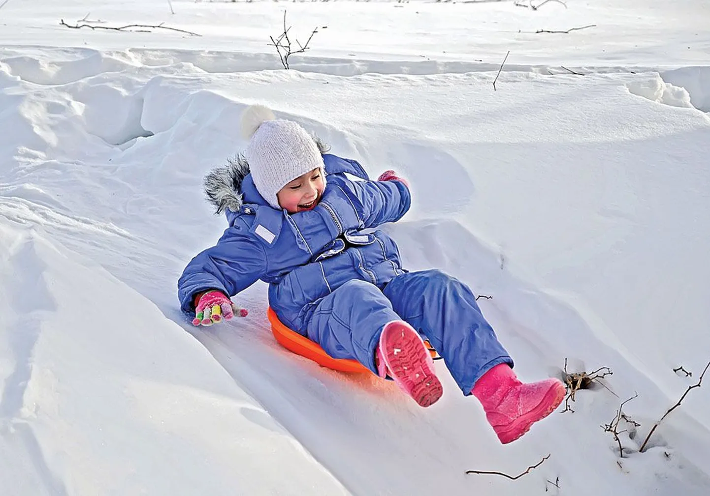 Катание на санках – самая любимая зимняя забава у детей.