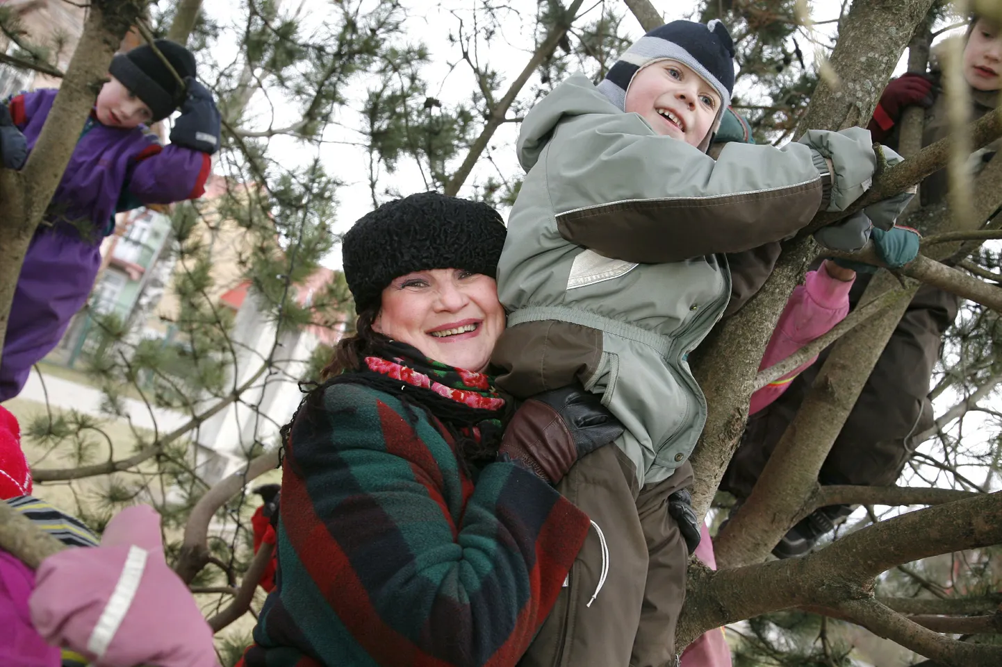 Kesklinna lasteaia õpetaja Margit Tõhk oma rühma lastega.