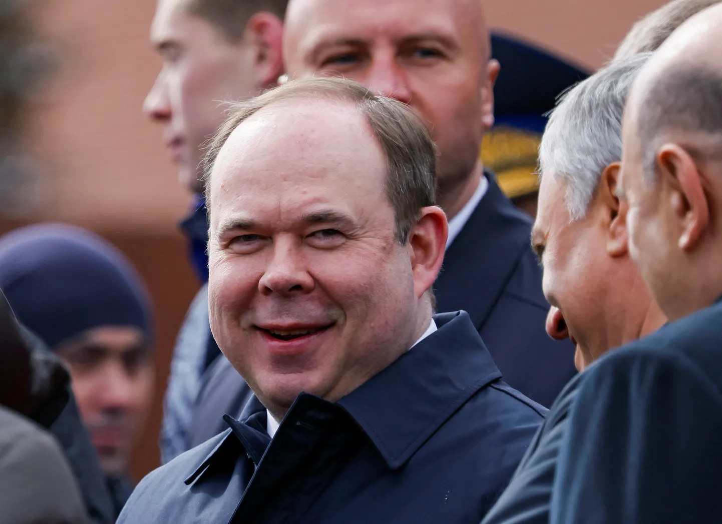 Антон Вайно улыбается коллегам по управлению Россией, 9 мая 2024 года, Красная площадь, Москва.