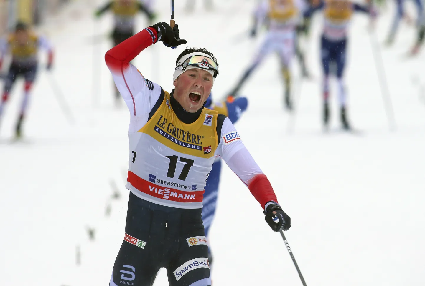 Emil Iversen tähistamas Tour de Ski etapivõitu
