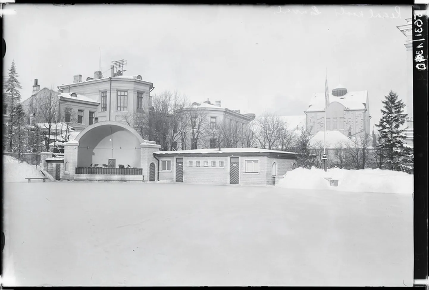 Каток во дворе Реальной школы в Таллинне, 1930-е годы. На заднем плане видно здание Драматического театра. В 2010 году традицию возродили и вновь залили каток после долгого перерыва.