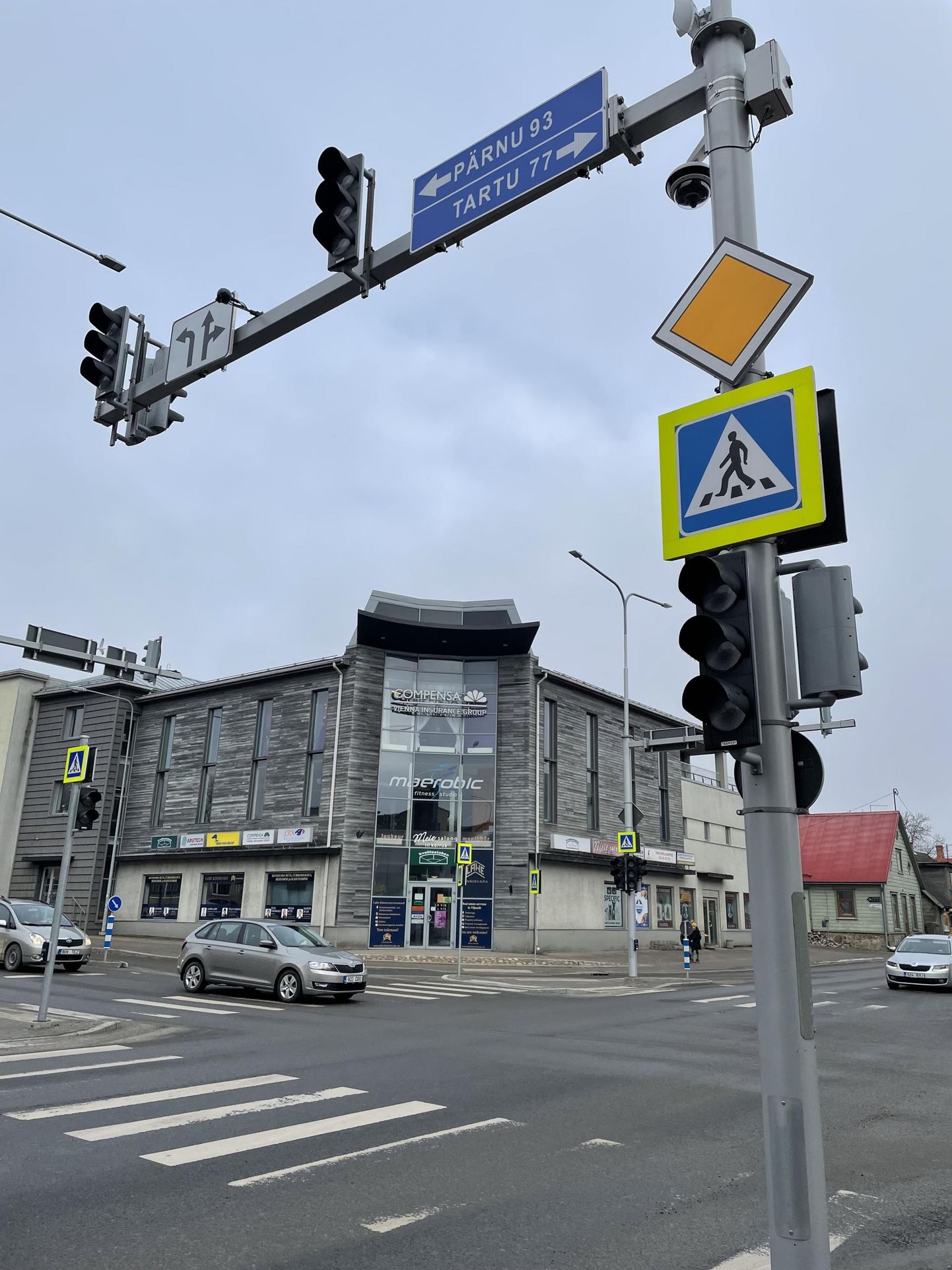 Viljandis olid Jakobsoni ja Tallinna tänava foorid täna ennelõunal kaablirikke tõttu pimedad. Nüüd on rike likvideeritud ja foorid põlevad.