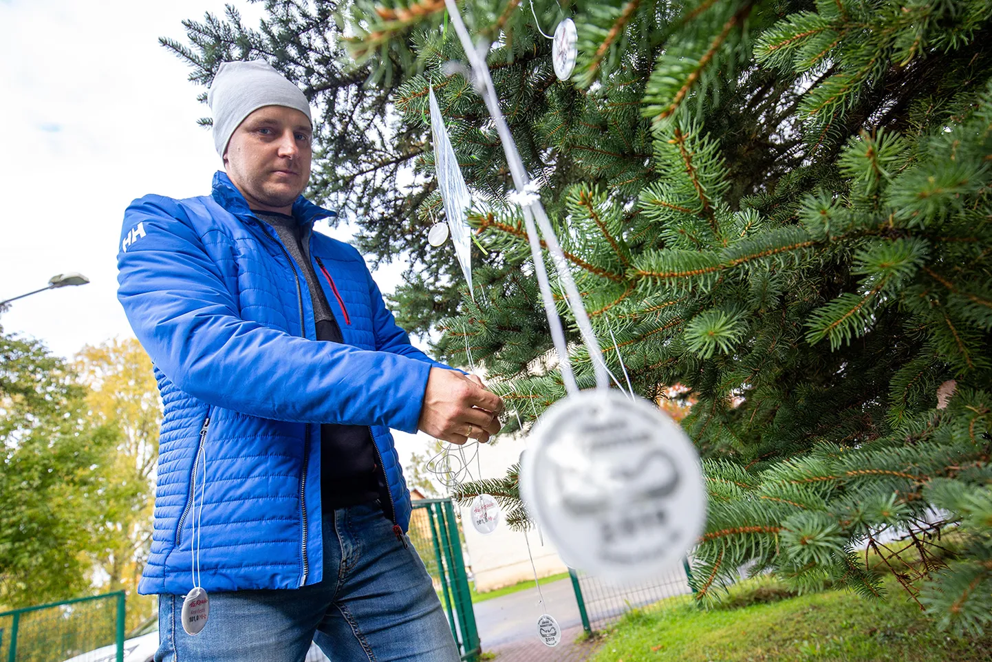 Türi noortekeskuse juhi Sulo Särkinen ütlust mööda on puud umbes nädala ajaga helkuritest tühjad – inimesed korjavad need kiiresti ära.