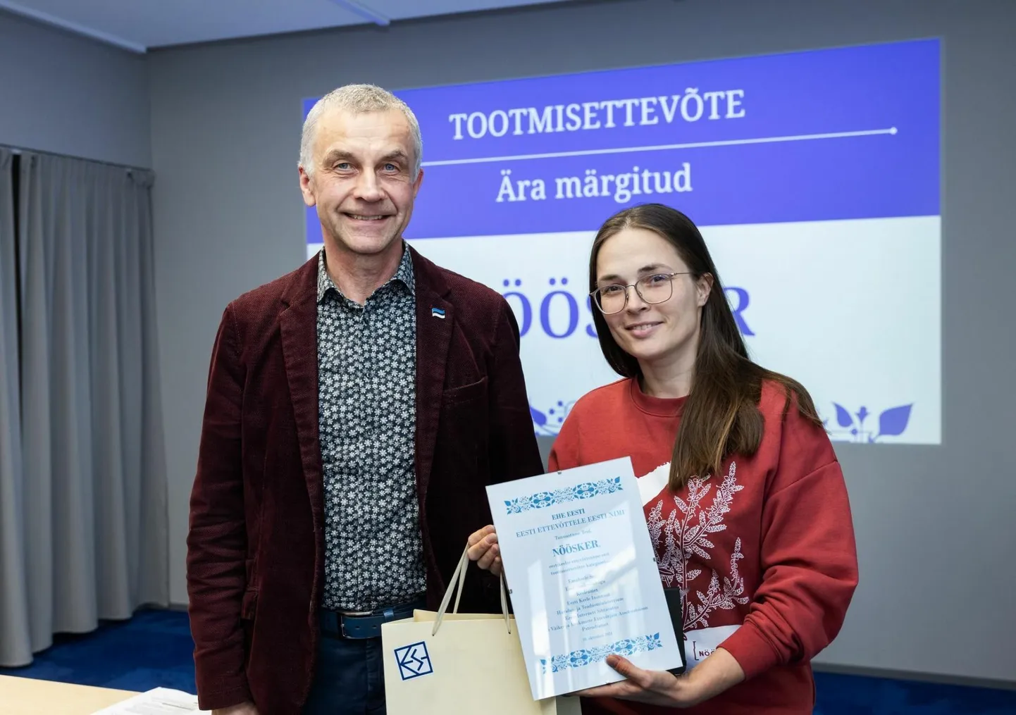 Keeleameti juhilt Ilmar Tomuskilt võttis tunnustuse vastu Caroline Aruoja, kes koos abikaasa Kristjaniga Nööskeri mõdukoda eest veab.