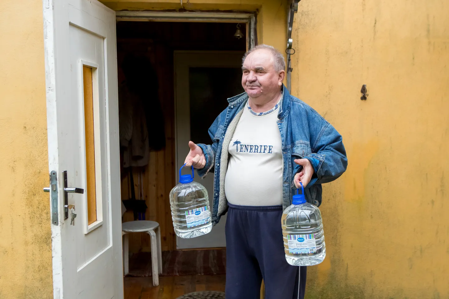PAUL KUPITS Mändjalast ostab joogivee poest, sest pumpla vesi ei aita.