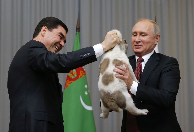 Türkmenistani president Gurbangulõ Berdõmuhhamedov kinkimas Vladimir Putinile koera. Maxim Shmetov/AP/Scanpix