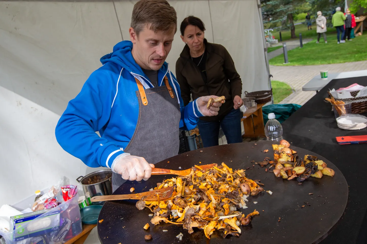Лаури Кристьян, который из года в год жарит различные грибы для угощения, займется этим и нынче. Вдобавок будет работать домашнее кафе с широким ассортиментом блюд - от грибного вока до грибных пирогов.