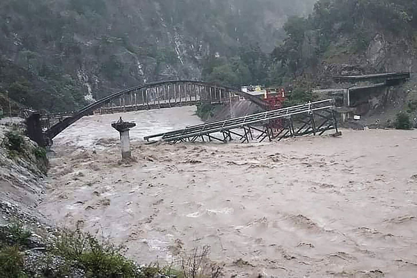 Ehitusjärgus sild Põhja-India tulvapiirkonnas 19. oktoober 2021.