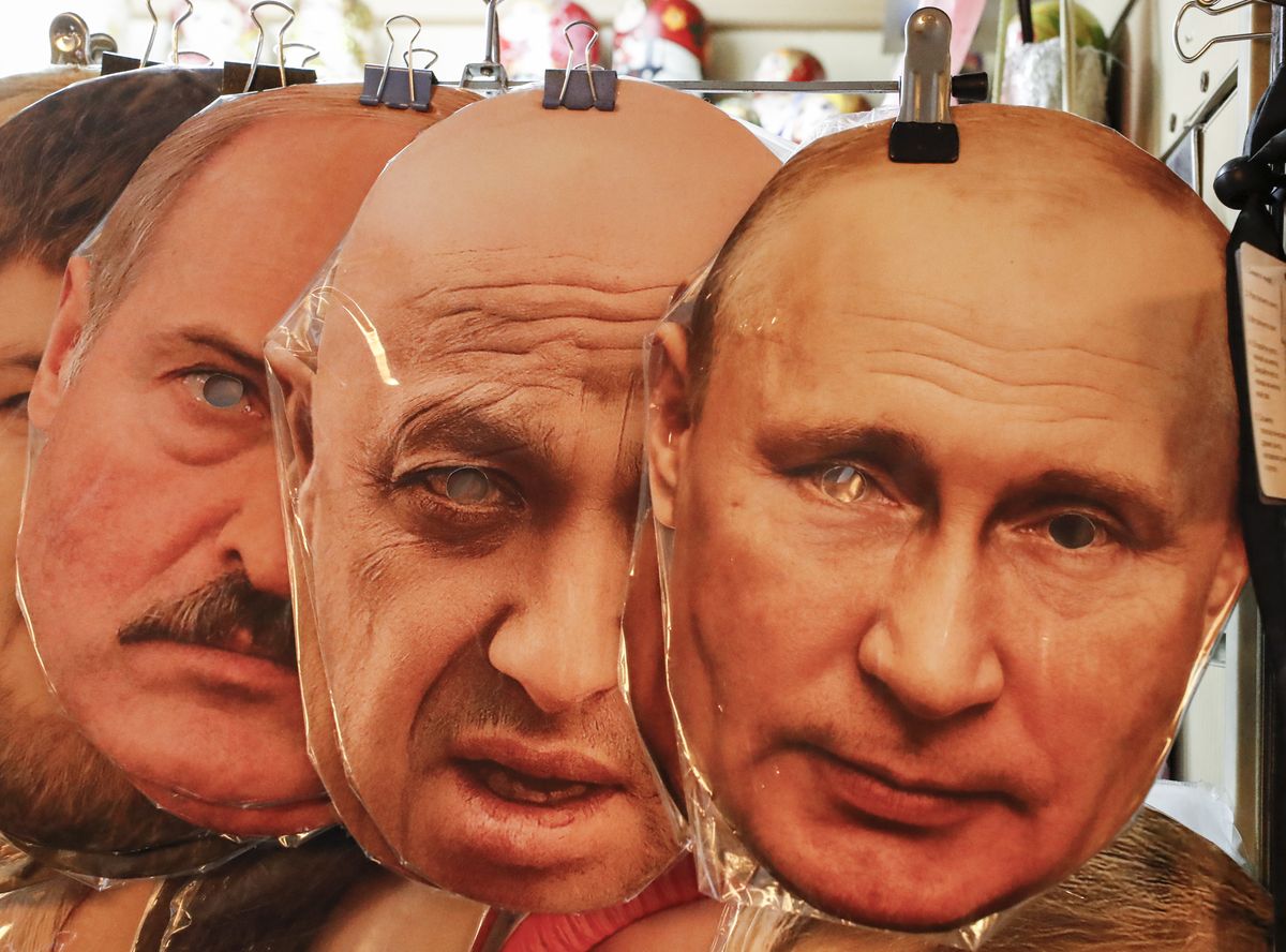 Вечно живые головы российской пропаганды в виде масок в сувенирном магазине. Санкт-Петербург. Июнь 2023.