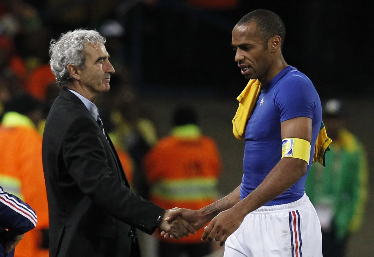 Thierry Henry (paremal) ja Raymond Domenech 2010. aasta MM-finaalturniiril.